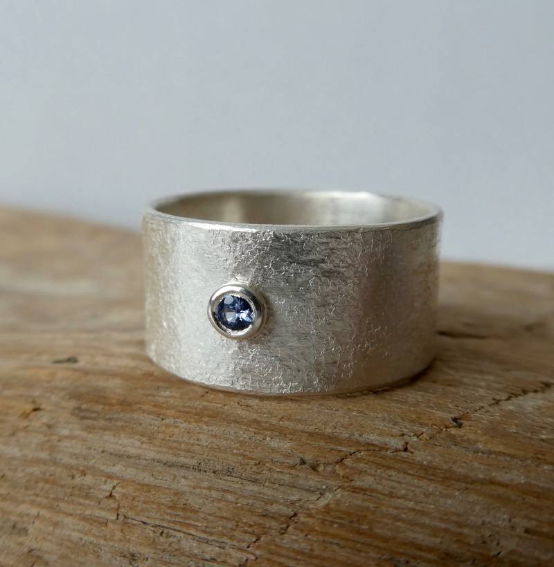 Yogo Saphir Breiter Silberring | 10mm Strukturiertes Silber Band Bezel Set Sapphire 2mm Yogo Saphir Breiter Silberring | 10mm Strukturiertes Silber Band Bezel Set Sapphire 2mm von kodadesignsjewelry