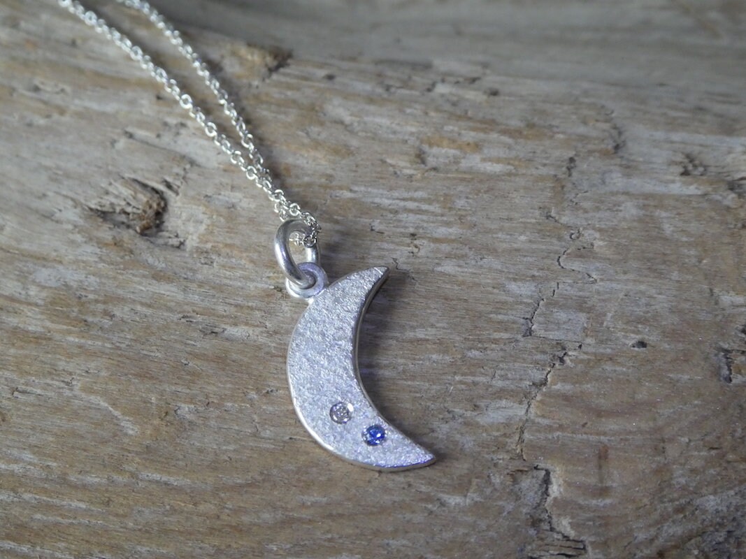Yogo Saphir Und Diamant Halbmond Halskette | Ausgesägter Sterling Silber Anhänger 2 Mm Saphir, 1.3 Yogo Saphir Und Diamant Halbmond Halskette | Ausgesägter Sterling Silber Anhänger 2 Mm Saphir, 1.3 von kodadesignsjewelry