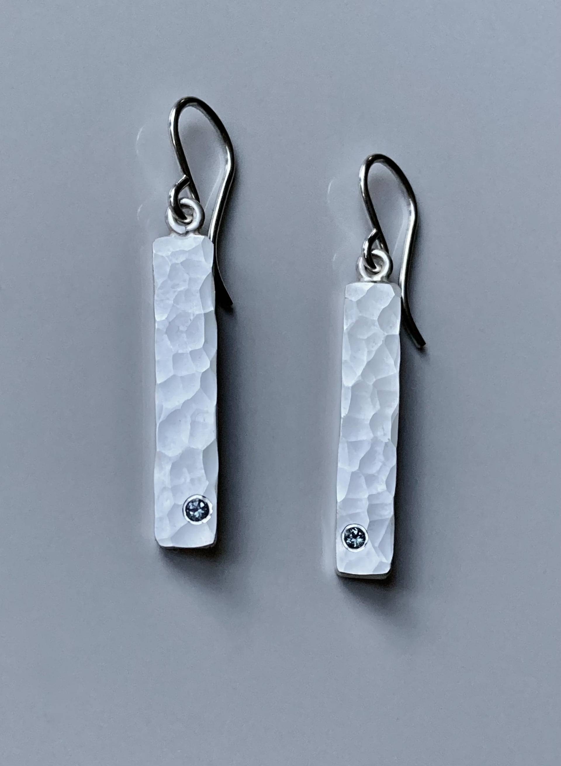 Yogo Sapphire Gehämmert Bar Anhänger | Eingefasste Saphire Sterling Silber Saphir Ohrringe Yogo Sapphire Gehämmert Bar Anhänger | Eingefasste Saphire Sterling Silber Saphir Ohrringe von kodadesignsjewelry