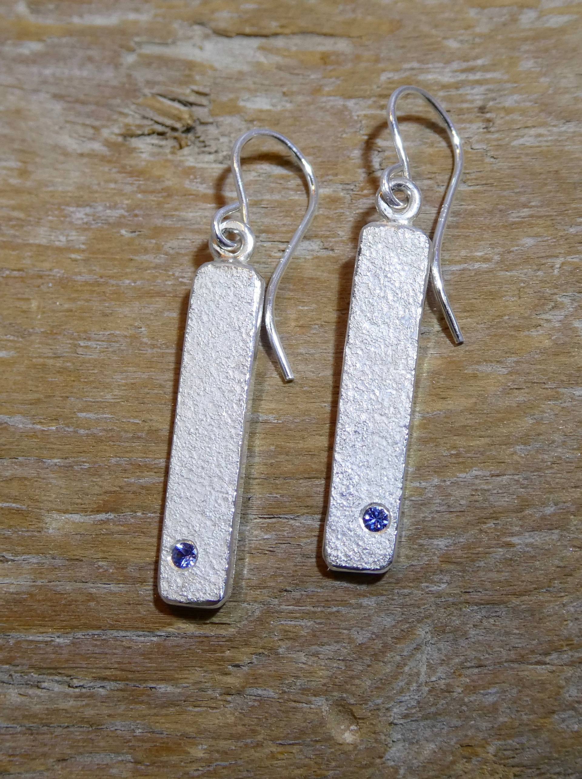 strukturierte Yogo Saphire Silber 1"Ohrringe | 2.2 Mm Eingefasst strukturierte Yogo Saphire Silber 1"Ohrringe | 2.2 Mm Eingefasst von kodadesignsjewelry