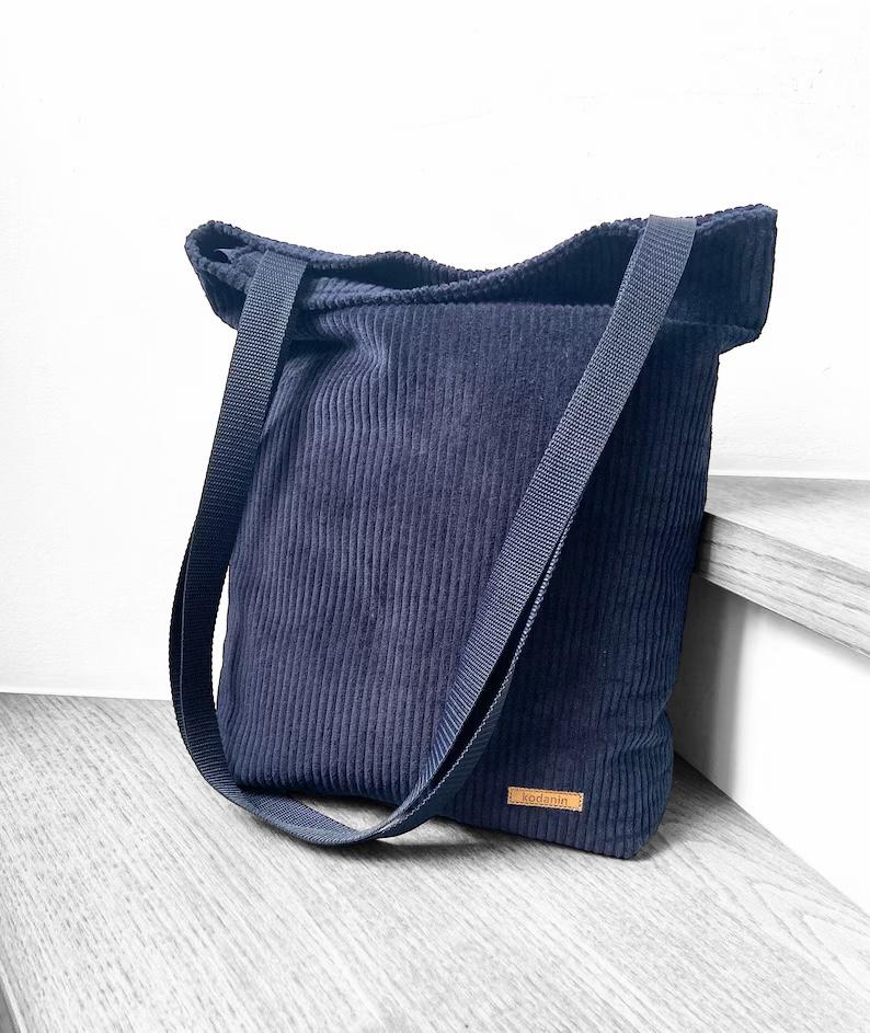 Ab 32, 90 Euro Schultertasche Cord Breitcord Dunkelblau Shopper von kodanin