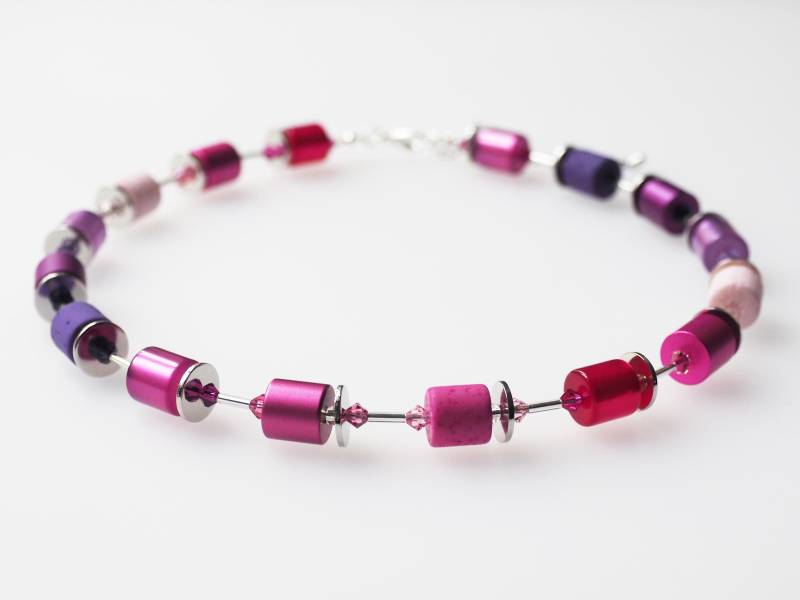 Einreihige Polariskette Lila Pink Fuchsia - Auffällige Halskette Mit Polariswalzen Und Glaskristallen Handmade Geschenk Für Frauen von koenigsblau