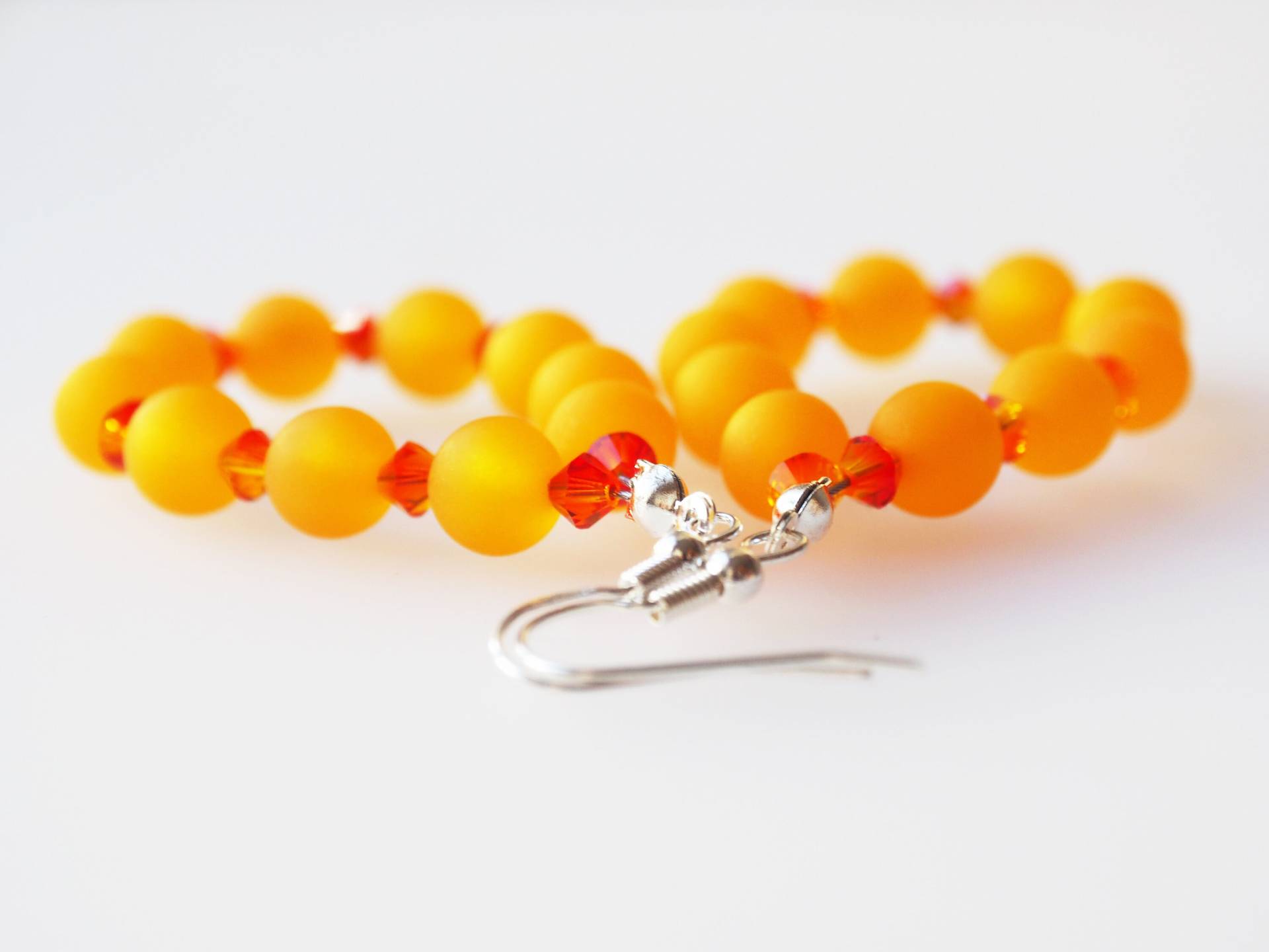 Tolle Polarisohrringe in Orange Oder Wunschfarbe - Auffällige Ohrringe Mit Polarisperlen Und Glitzernden Glasperlen von koenigsblau