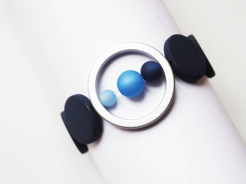 Polarisarmband Blau Armband Flexibel Mit Kreis Und Polarisperlen in Blautönen Trendfarbe von koenigsblau