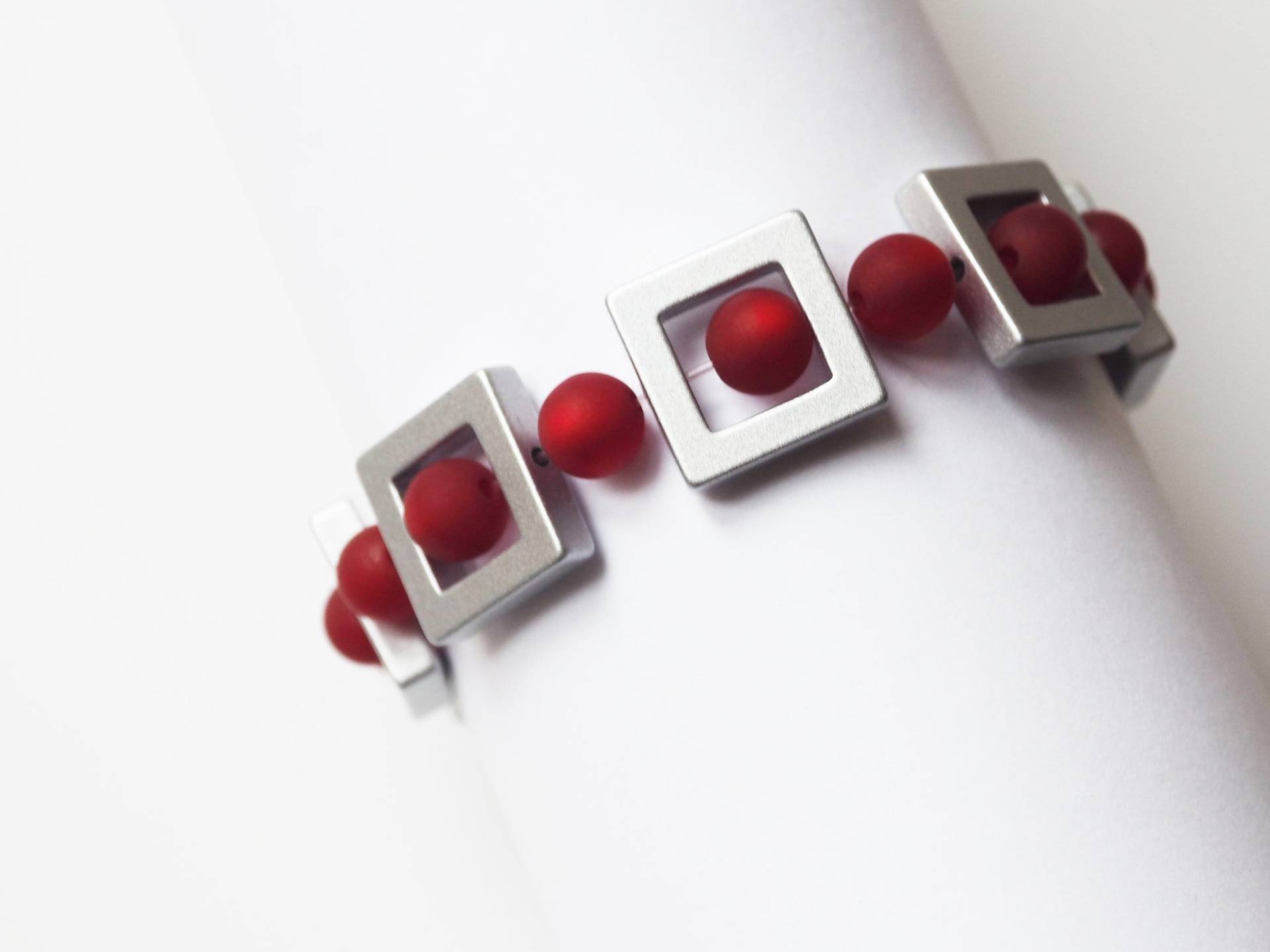 Polarisarmband Rot Oder in Wunschfarbe Armband Flexibel Mit Polarisperlen Handmade Geometrisch Silbergrau Polarisarmband Rot Oder in Wunschfarbe Armband Flexibel Mit Polarisperlen Handmade Geometrisch Silbergrau von koenigsblau