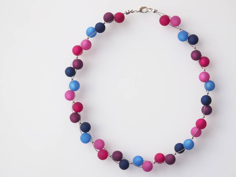 Polariskette Lila Violett Pink Blau Kette Polarisperlenkette in Trendfarbe Halskette Mit Polarisperlen Beerentöne Statementkette von koenigsblau