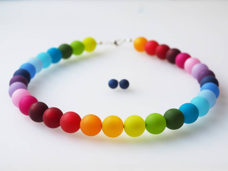 Schmuckset Als Geschenk - Einreihige Polariskette in Regenbogenfarben, Geschenkset Mit Ohrsteckern von koenigsblau
