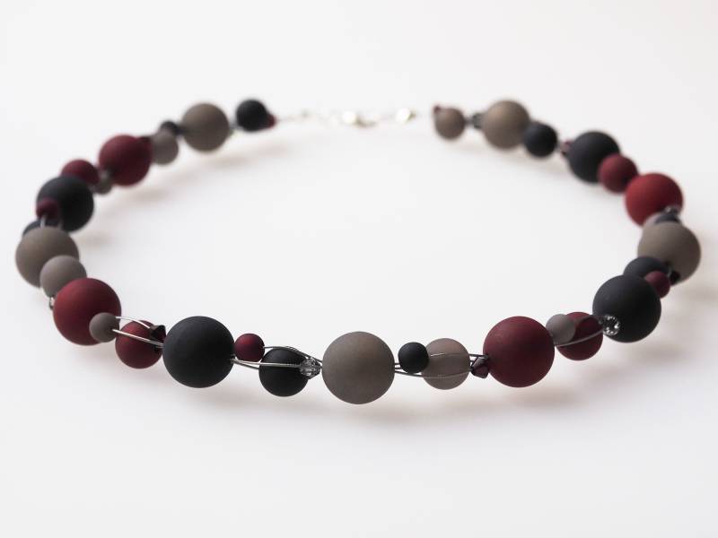 Geflochtene Polariskette Schwarz Rot Grau - Elegante Halskette Mit Polarisperlen Und Kristallen Ein Schmuckstück Als Geschenk von koenigsblau