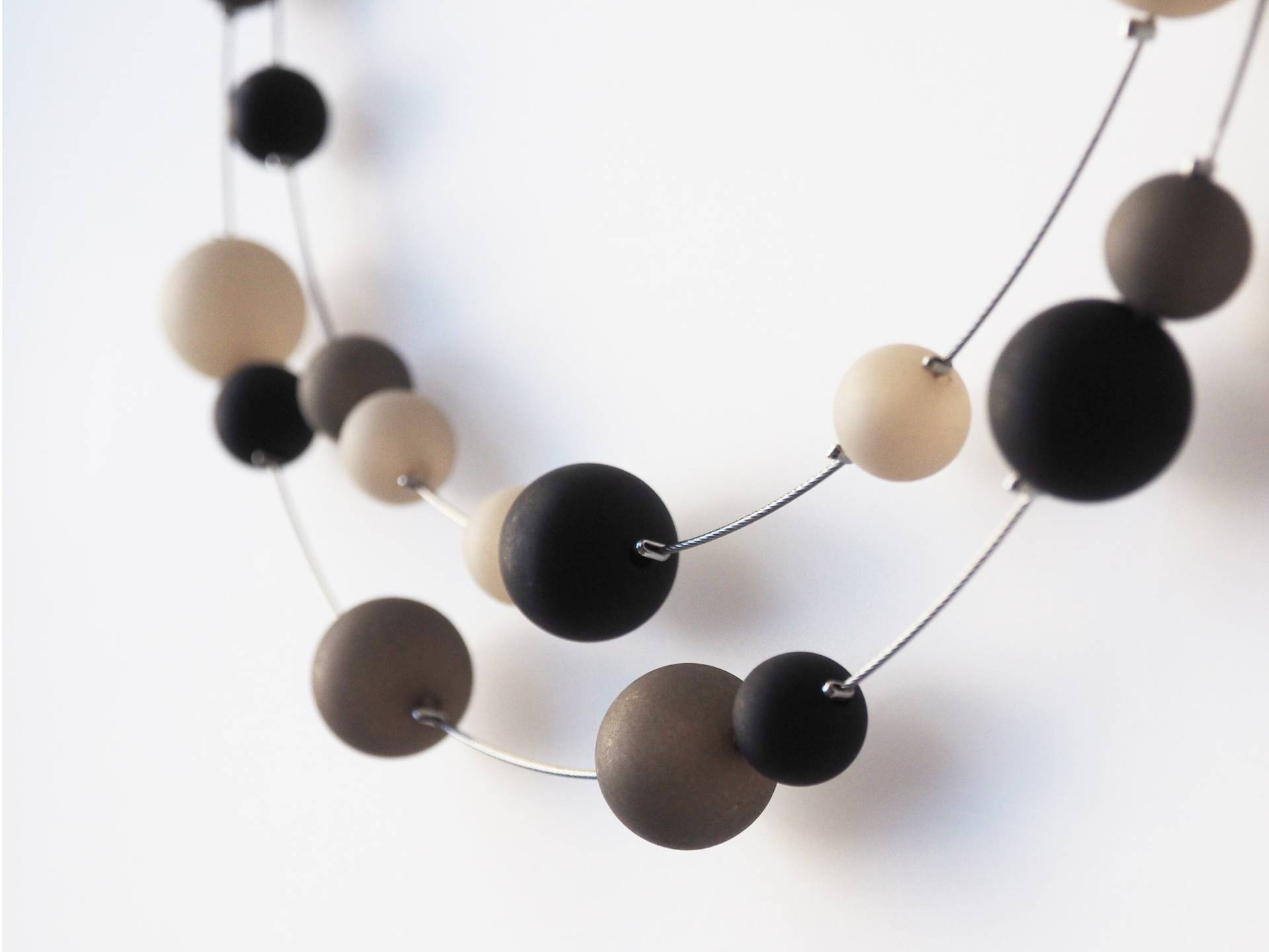 Polariskette Schwarz Grau Kette Statementkette Polarisschmuck Collier Handmade Mit Polarisperlen Polariskette Schwarz Grau Kette Statementkette Polarisschmuck Collier Handmade Mit Polarisperlen von koenigsblau