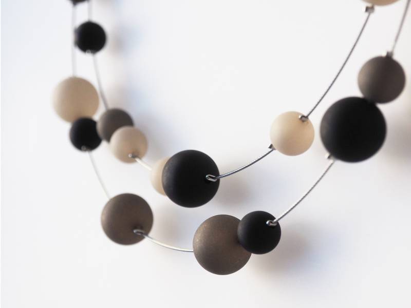 Polariskette Schwarz Grau Kette Statementkette Polarisschmuck Collier Handmade Mit Polarisperlen von koenigsblau