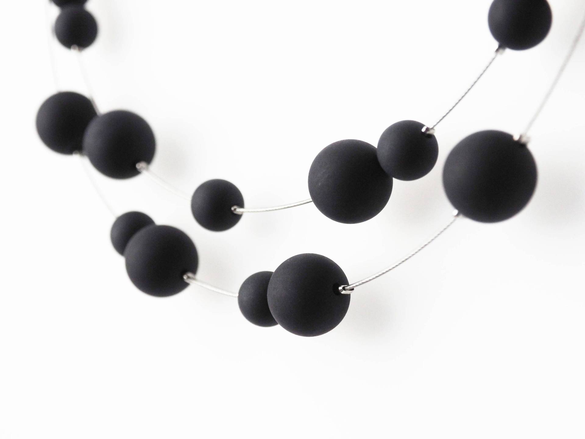 Einzigartige Polariskette in Schwarz Oder Deiner Wunschfarbe - Auffällige Perlenkette Für Einen Eleganten Auftritt Einzigartige Polariskette in Schwarz Oder Deiner Wunschfarbe - Auffällige Perlenkette Für Einen Eleganten Auftritt von koenigsblau