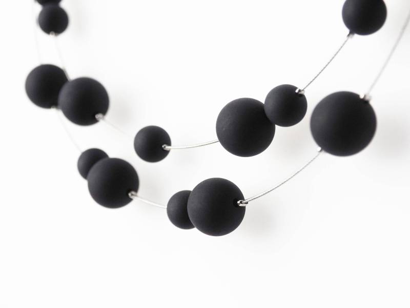 Einzigartige Polariskette in Schwarz Oder Deiner Wunschfarbe - Auffällige Perlenkette Für Einen Eleganten Auftritt von koenigsblau