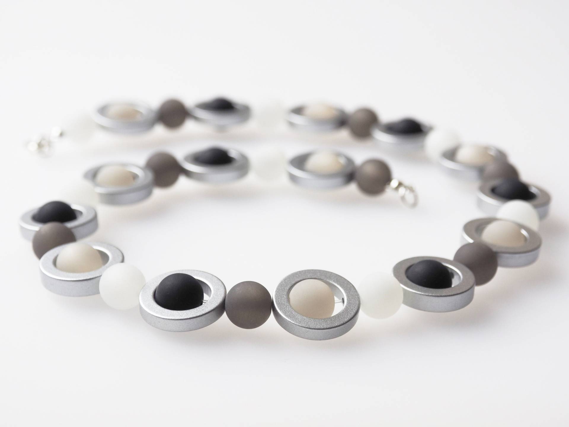 Polariskette Schwarz Weiß Grau Kette Halskette Mit Polarisperlen Und Leichten Metal Effect Ringen Geometrisch Handmade Collier Polariskette Schwarz Weiß Grau Kette Halskette Mit Polarisperlen Und Leichten Metal Effect Ringen Geometrisch Handmade Collier von koenigsblau