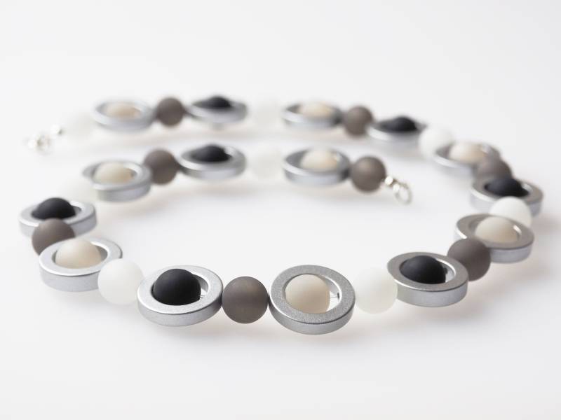 Polariskette Schwarz Weiß Grau Kette Halskette Mit Polarisperlen Und Leichten Metal Effect Ringen Geometrisch Handmade Collier von koenigsblau