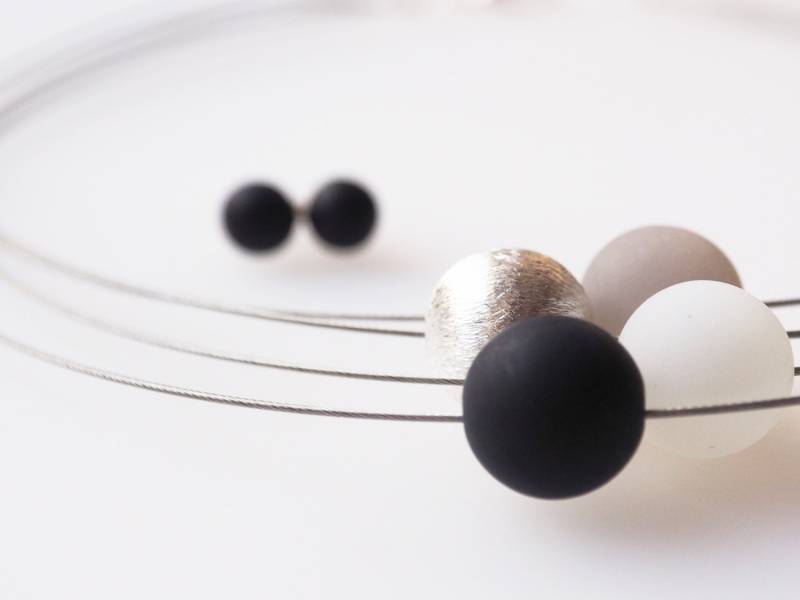 Schmuckset Polaris Schwarz-Weiß Zarte Kette Mit Silberperle & Ohrsteckern Elegantes Set Handgefertigt Geschenk Für Sie von koenigsblau