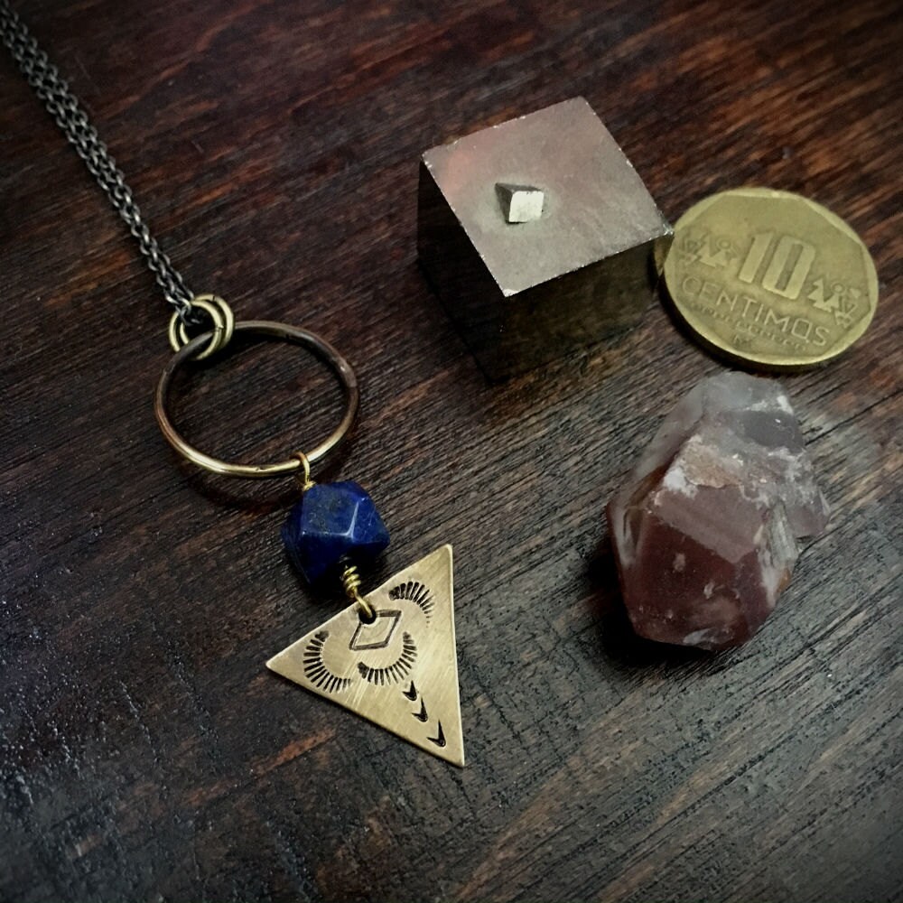 Minna Halskette Mit Lapis Und Stempeldreieck Minna Halskette Mit Lapis Und Stempeldreieck von kokorokara