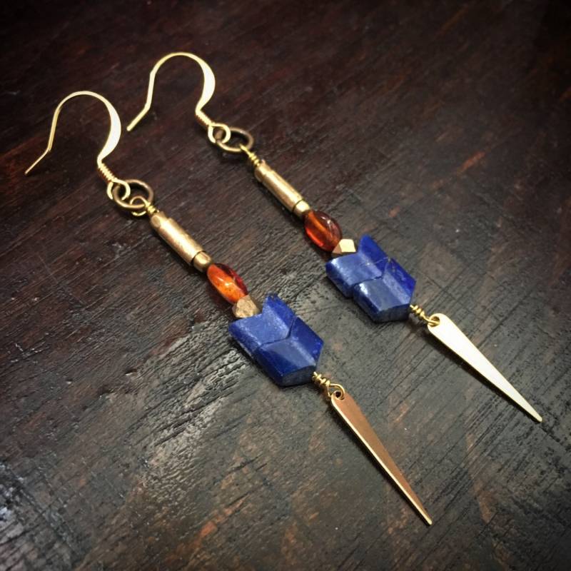 Yuhi Ohrringe Mit Lapis Und Bernstein Pfeil von kokorokara
