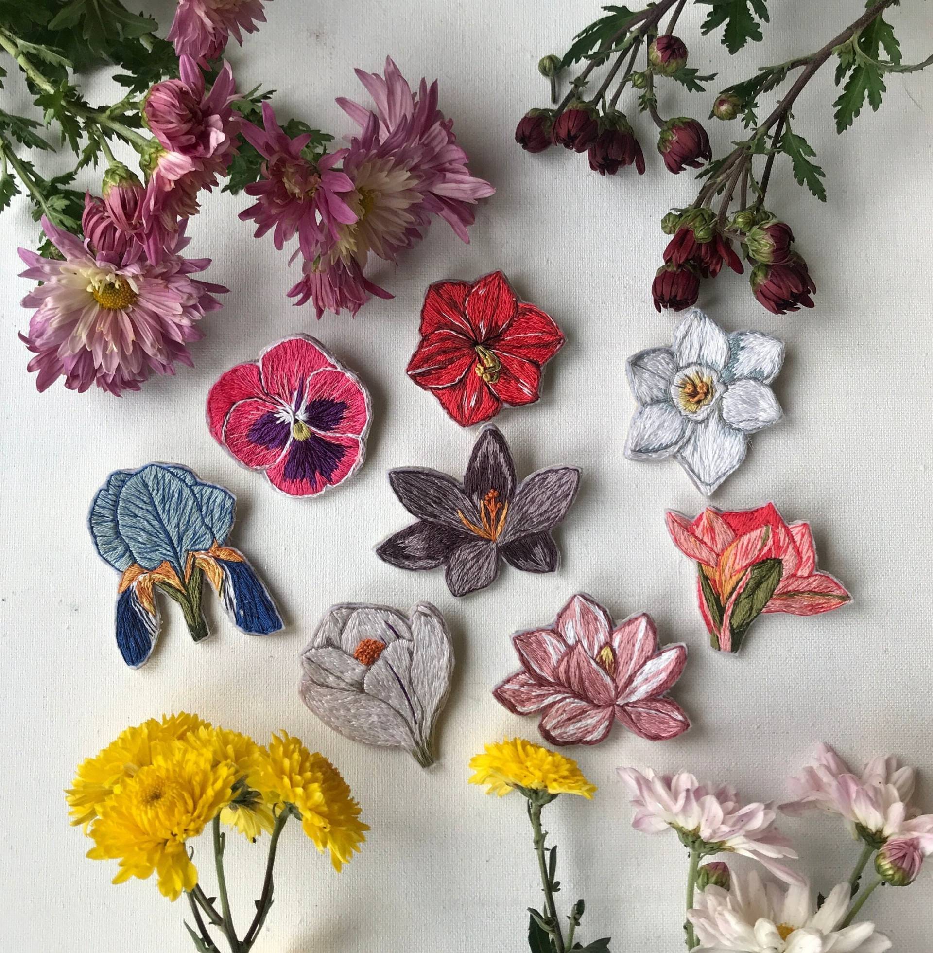 Blumenbrosche Blumen Geschenk Für Mama | Stickerei Aufnäher Iris Stiefmütterchen Lilie Krokus Tulpe Veilchen Pfingstrose Broschen| Brautjungfer Blumenbrosche Blumen Geschenk Für Mama | Stickerei Aufnäher Iris Stiefmütterchen Lilie Krokus Tulpe Veilchen Pfingstrose Broschen| Brautjungfer von kontoorstitch