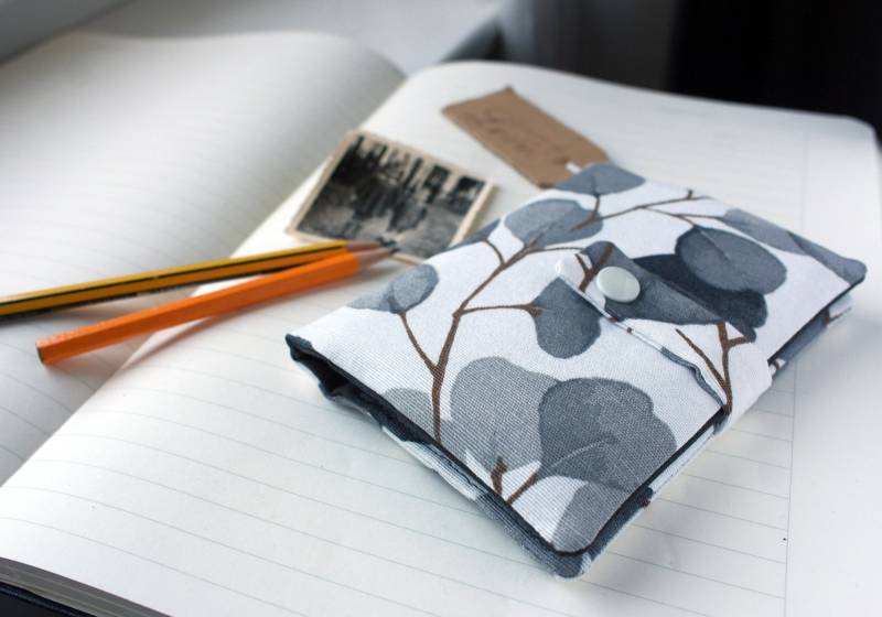 Reisepasshülle Eukalyptus Ii Hülle Für 2 Reisepässe Und Impfausweise Mit Kartenfächern Klein Handlich Grau Weiß Schwarz von kornblumeManufaktur