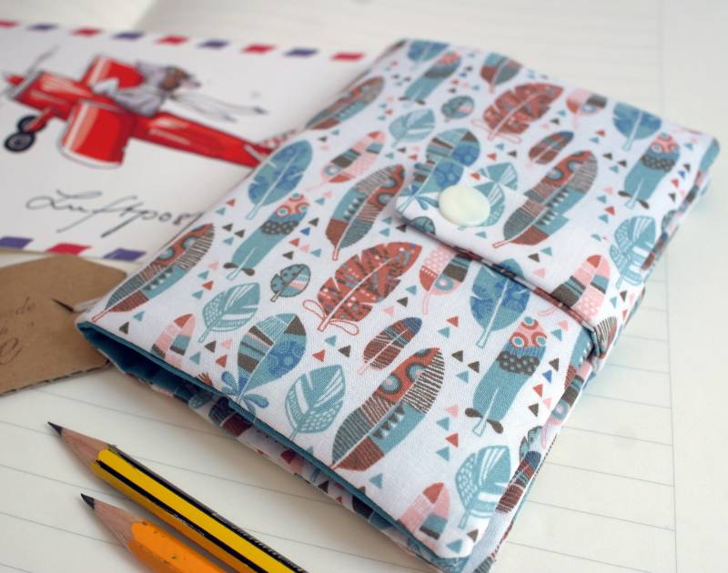 Reisepasshülle Federn Hülle Für Reisepass Und Impfausweis Passhülle Mit Kartenfächern Klein Handlich Boho Weiß Blau von kornblumeManufaktur