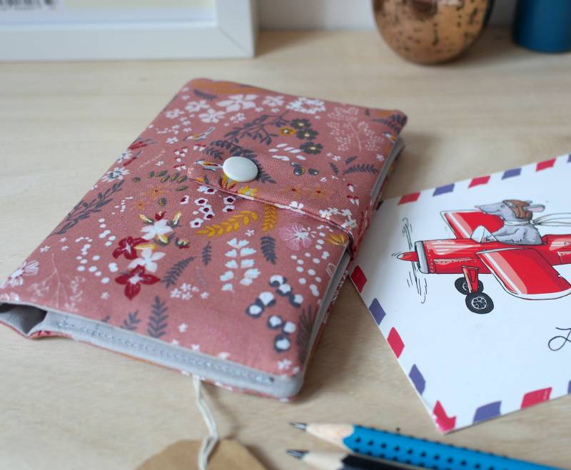 Reisepasshülle Garten Ii Passhülle Impfausweishülle Reiseorganizer Klein Handlich Reisepass Kartenfach Baumwolle Stoff Rosa Grau Genäht von kornblumeManufaktur