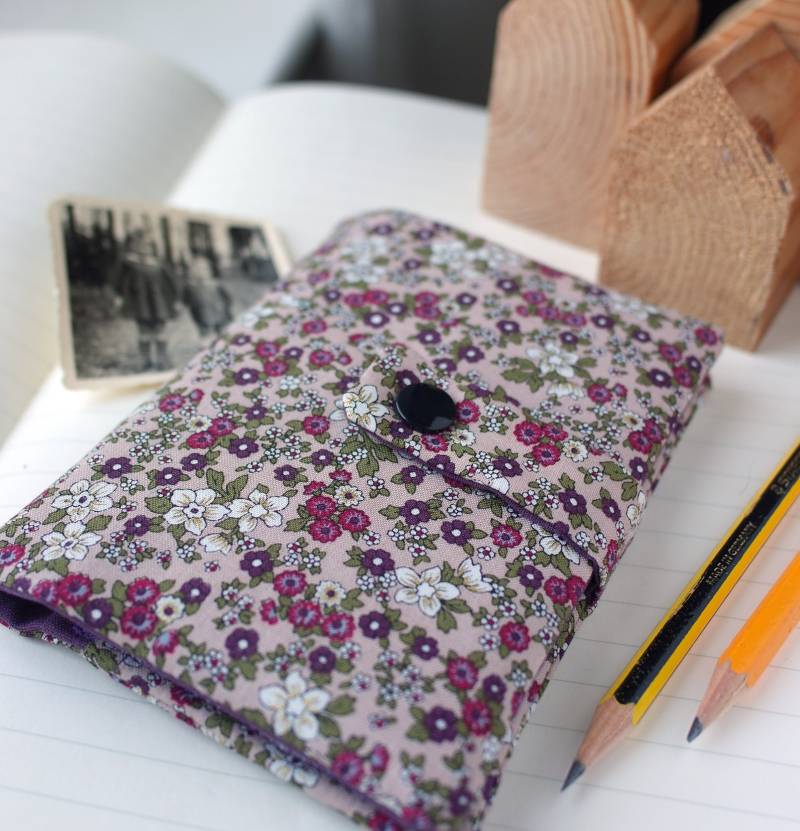 Reisepasshülle Goldblüten Hülle Für 2 Reisepässe Und Impfausweise Mit Kartenfächern Klein Handlich Viloett Lila von kornblumeManufaktur