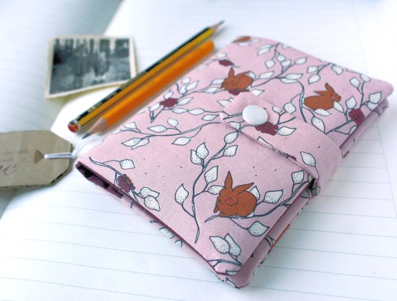 Reisepasshülle Hasen Hülle Für Reisepass Und Impfausweis Passhülle Mit Kartenfächern Klein Handlich Altrosa Rot von kornblumeManufaktur