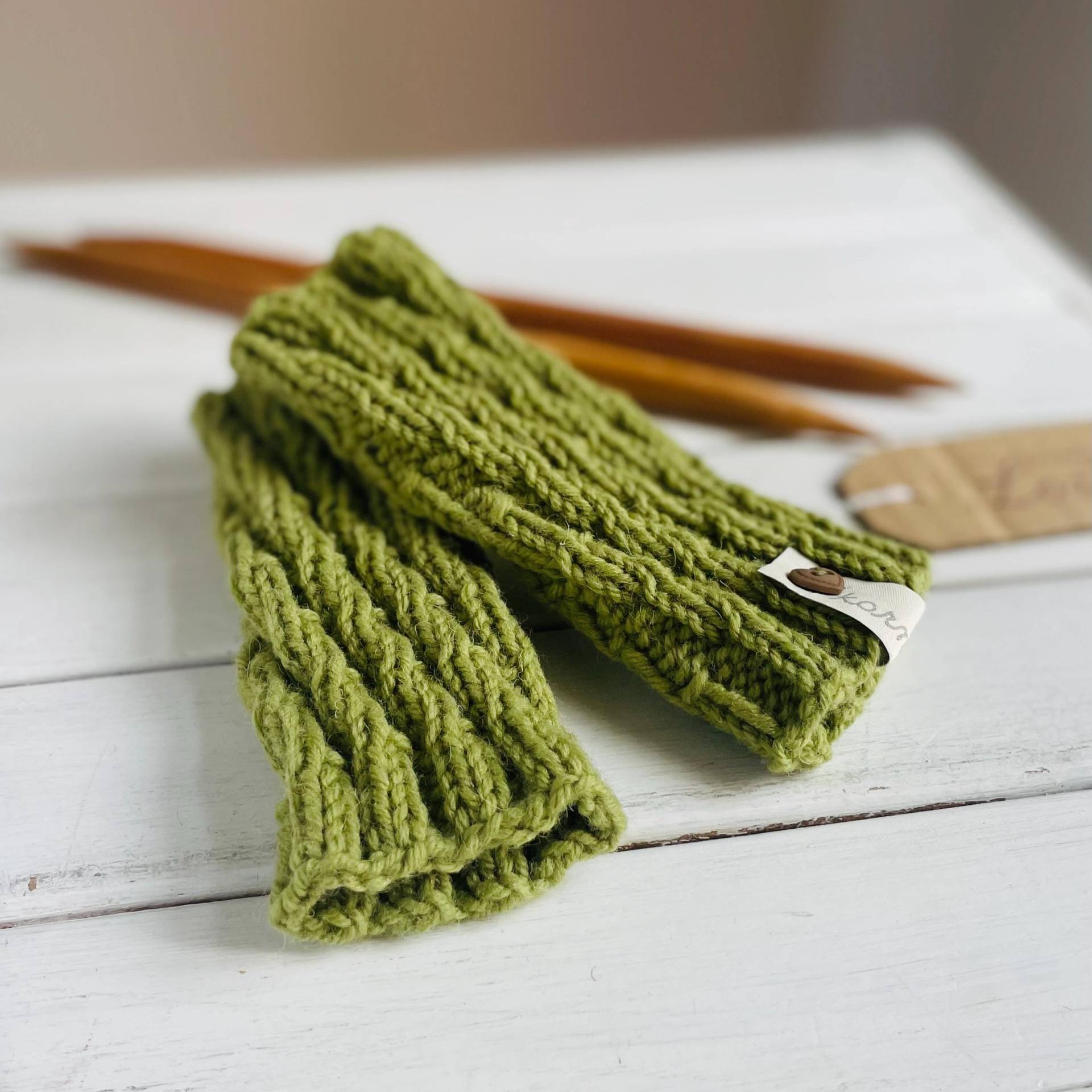 stulpen Moosgrün Größe 50-74 Babystulpen 0-12 Monate Wolle Handgestrickt Wadenwärmer Pulswärmer Geschenk Zur Geburt Neugeborene Eltern von kornblumeManufaktur