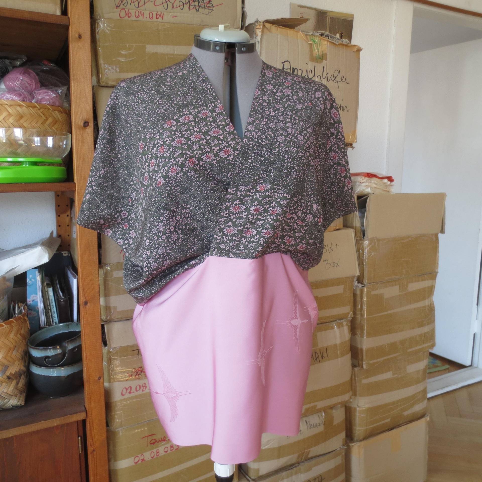 Top Aus Kranich Damast Und Kiku Chirimen Crepe Kimono Seide Rosa - Grün, Gr. L von korokan