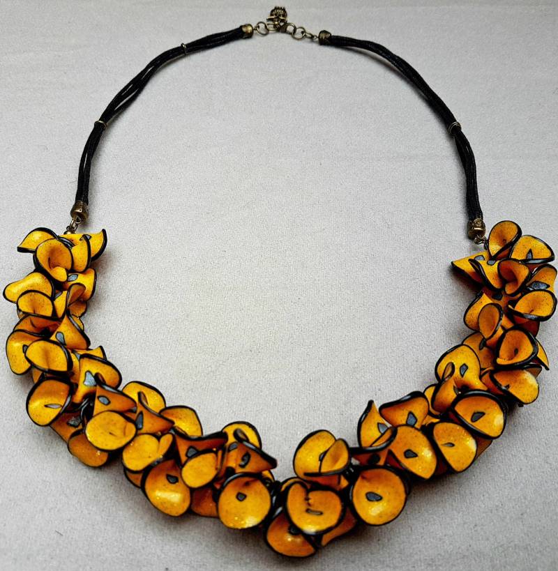 statement Halskette Schimmerndes Gold - Handgemachter Schmuck Polymer Clay Leichte Blatt Blütenblatt Geschenk Für Sie statement Halskette Schimmerndes Gold - Handgemachter Schmuck Polymer Clay Leichte Blatt Blütenblatt Geschenk Für Sie von korutarinat