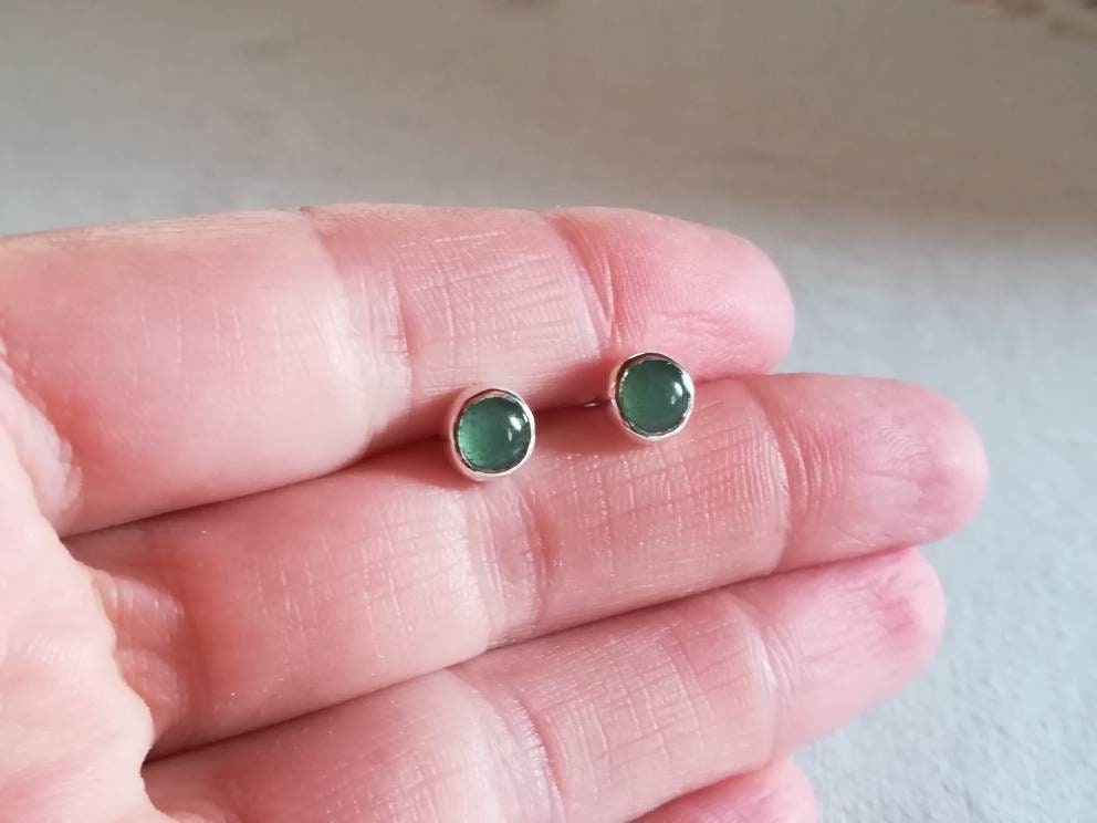 Aventurin Sterling Silber Ohrringe, Grüne Minimal Ohrstecker, Kleine Ohrringe Geschenk Für Frauen, August Geburtsstein von kosmojewellery