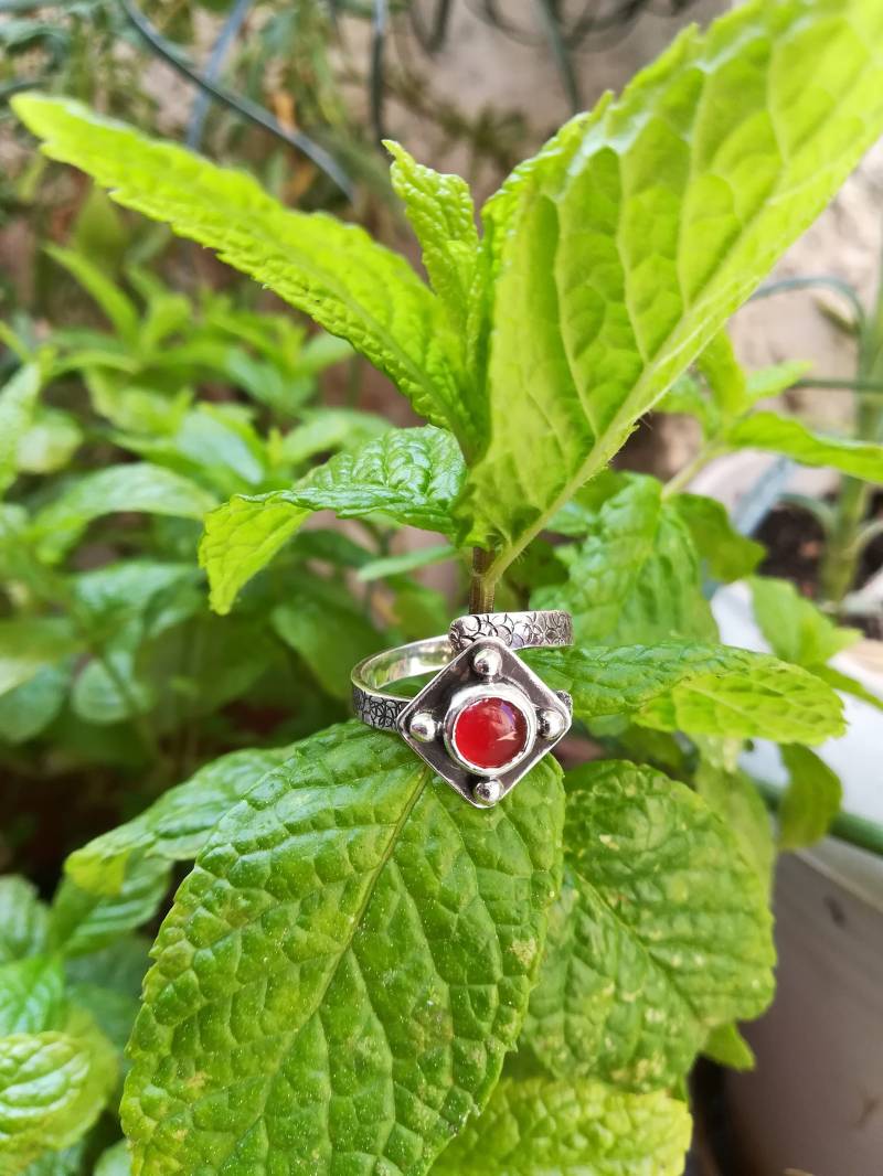 Karneol Gehämmert Sterling Silber Ring, Roter Edelstein Σσμσ, Offener Boho Geschenk Für Sie von kosmojewellery