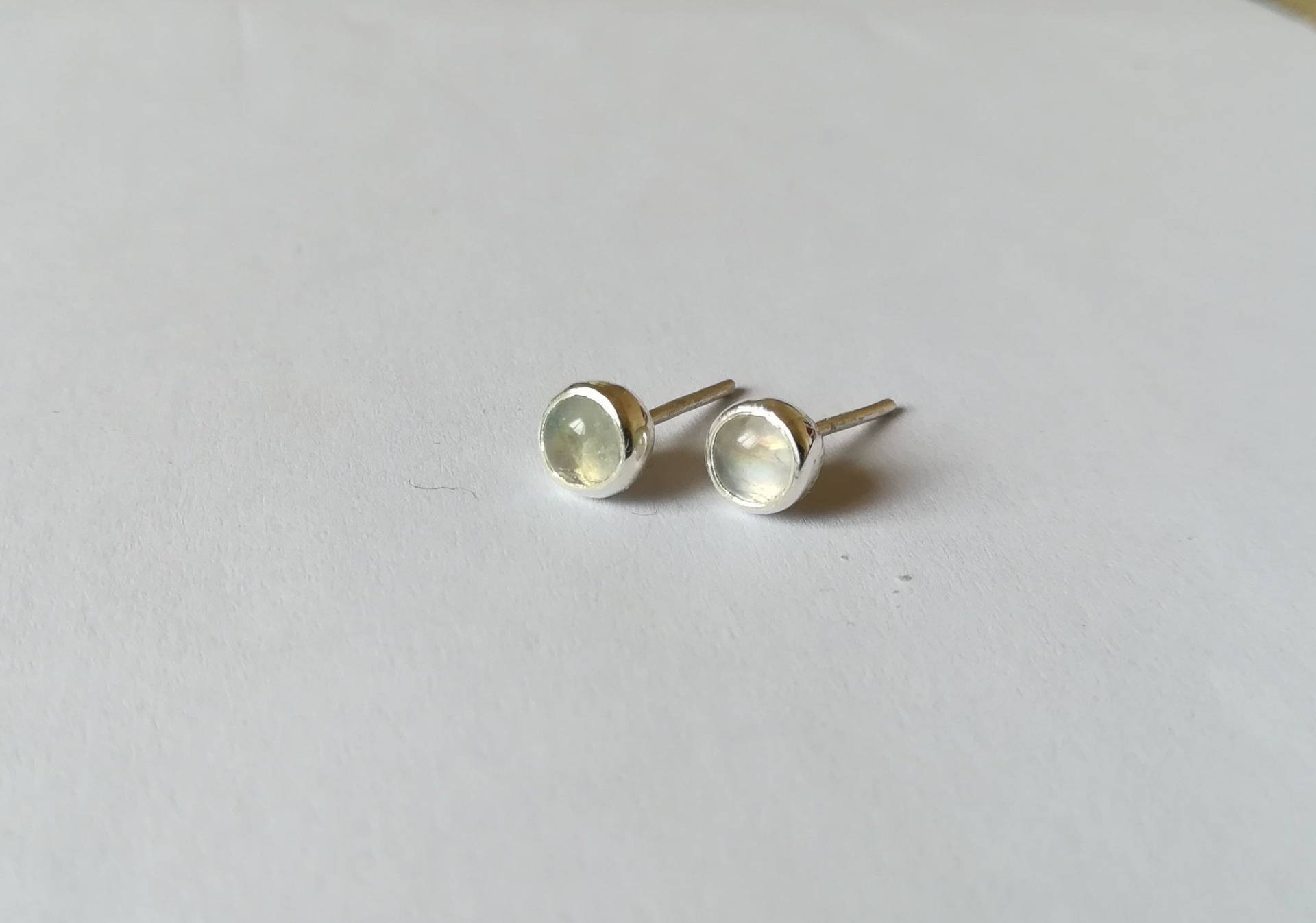 Mondstein Sterling Silber Ohrstecker, Braut Ohrringe Regenbogen Mondstein, Hochzeit Minimal Juni Geburtsstein von kosmojewellery