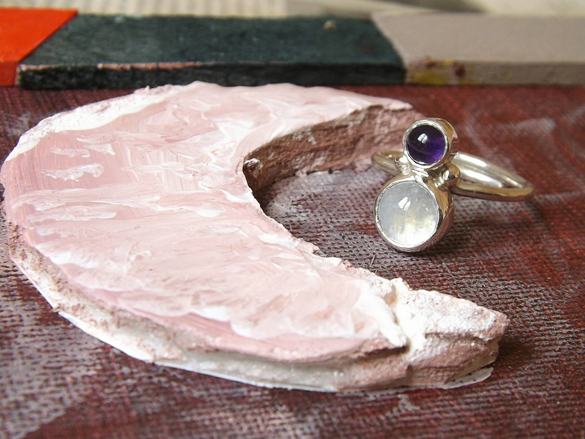 Mondstein Und Amethyst Sterling Silber Ring, Cabochon, Geburtsstein Juni, Februar, Minimal Statement Lila Edelstein von kosmojewellery