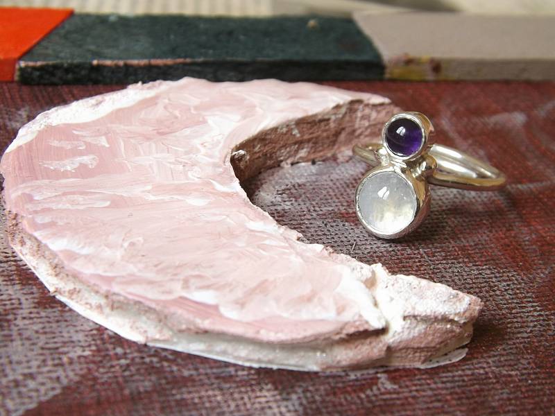 Mondstein Und Amethyst Sterling Silber Ring, Cabochon, Geburtsstein Juni, Februar, Minimal Statement Lila Edelstein von kosmojewellery