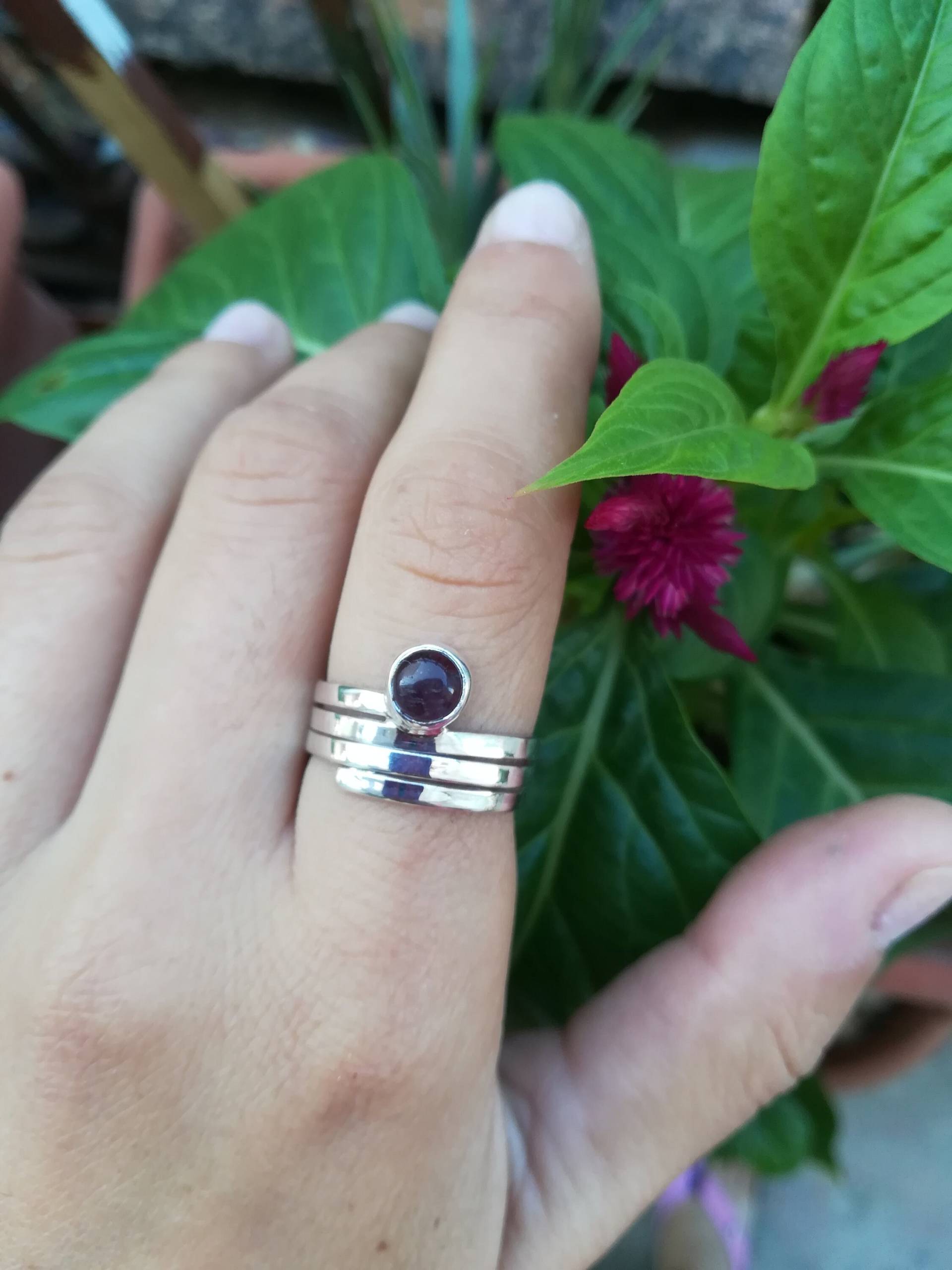 Natürlicher Amethyst Sterling Silber Ring, Minimal Februar Geburtsstein Geschenk Frau, Statement Handgefertigter Silberring von kosmojewellery