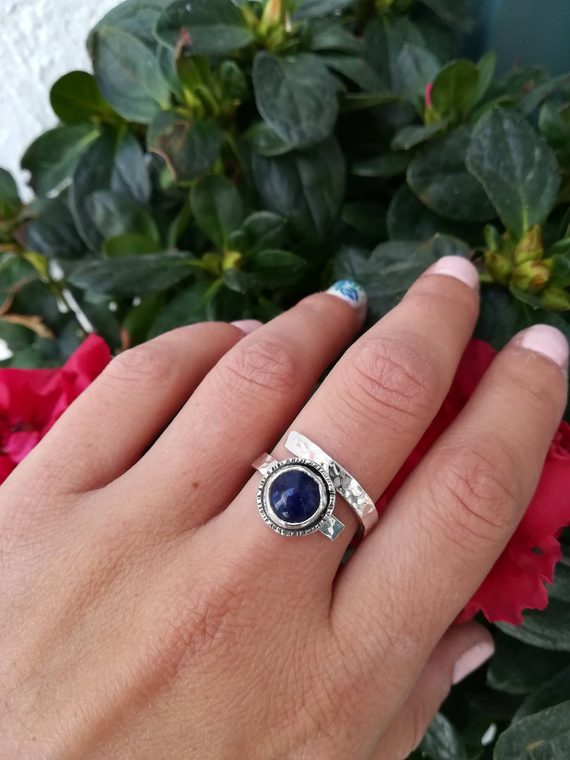 Sodalith Sterling Silber Ring, Ring Mit Blauem Edelstein, Gehämmert Boho Schmuck, Statement Blauer Für Sie von kosmojewellery