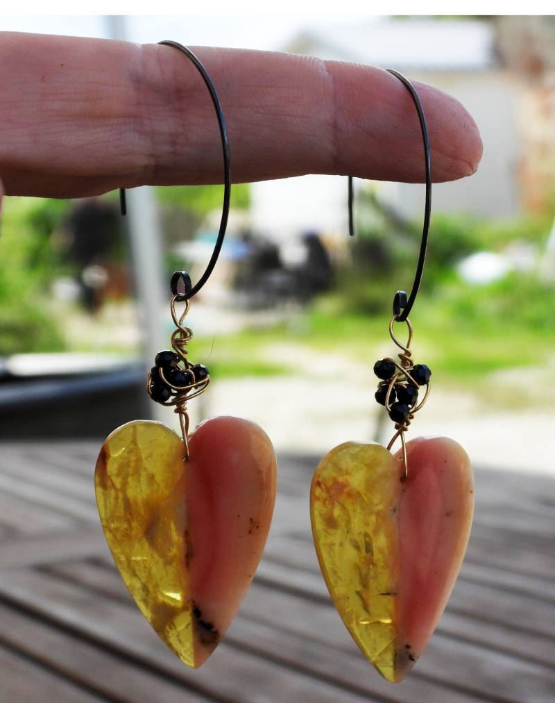 Creolen Aus Oxidiertem Silber Mit Rosa Und Gelben Opalherzen Von 3525 Mm Creolen Aus Oxidiertem Silber Mit Rosa Und Gelben Opalherzen Von 3525 Mm von koszalin