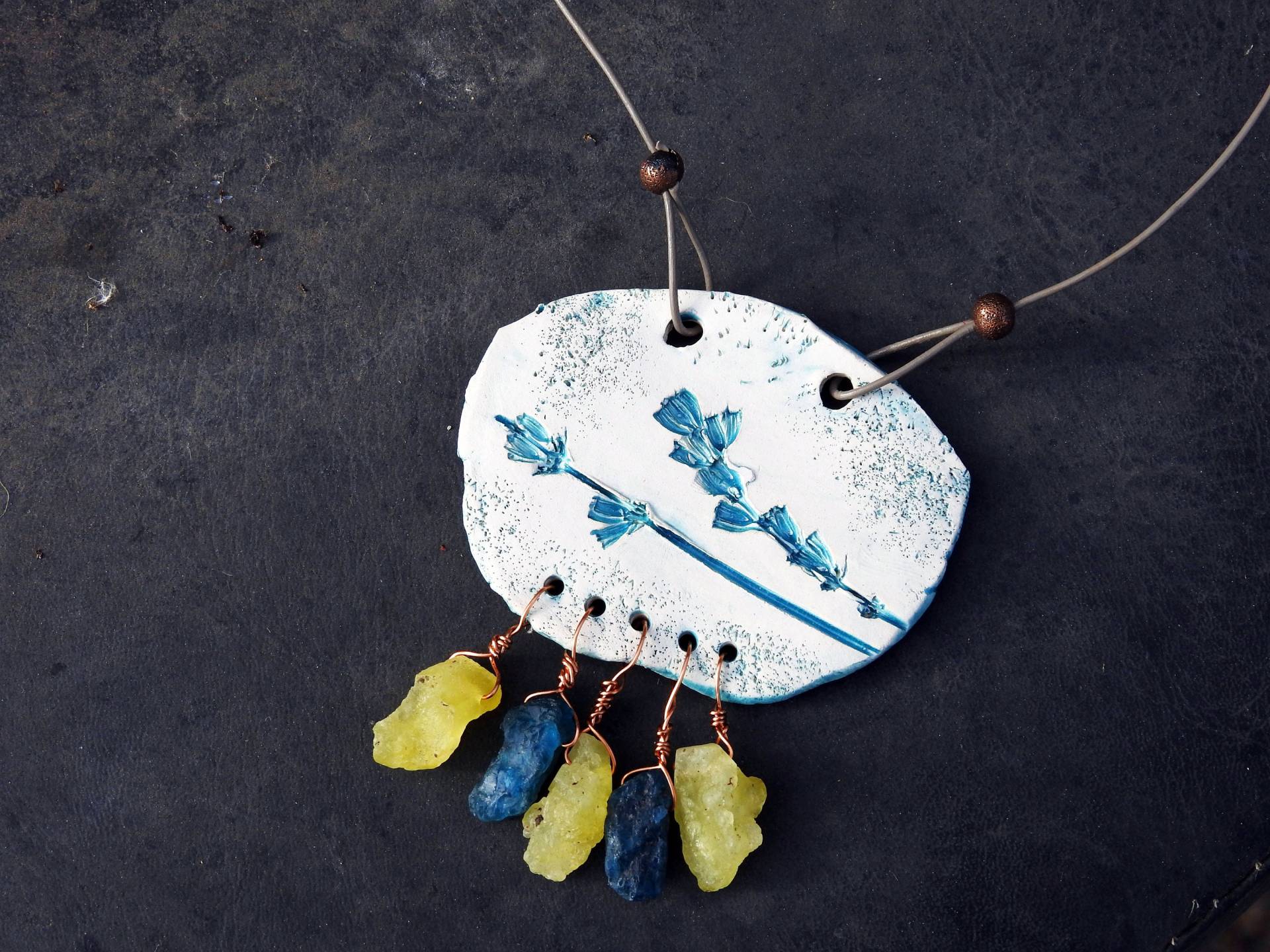 Kreative Natur Keramik-Lederkabel Halskette Moo Apatites Und Rohe Bruzites "Inspiration Natur" Kreative Natur Keramik-Lederkabel Halskette Moo Apatites Und Rohe Bruzites "Inspiration Natur" von koszalin