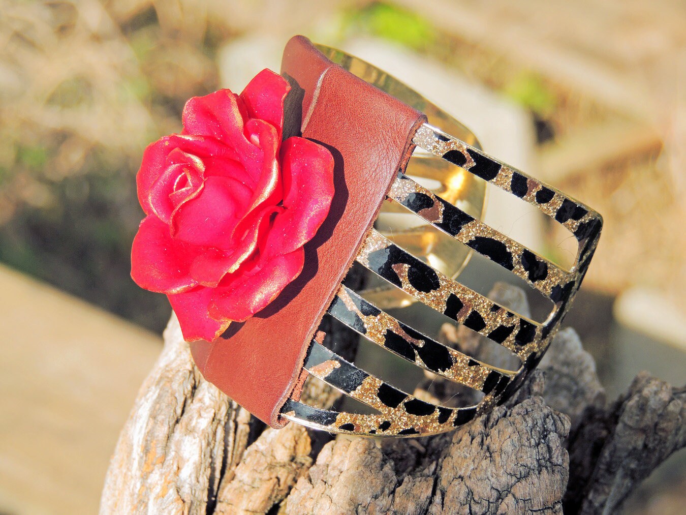 Leopard Manschette Armband, Leder Und Rose in Kalte Porzellan Leopard Manschette Armband, Leder Und Rose in Kalte Porzellan von koszalin