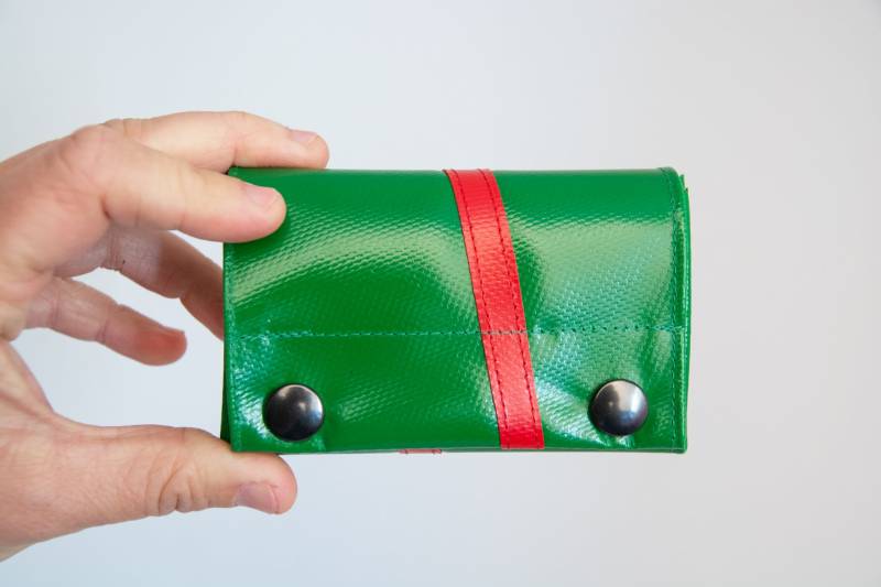 Kleiner Geldbeutel Aus Lkw-Plane Mit Diagonalem Streifen, Druckknöpfen von krambeutel