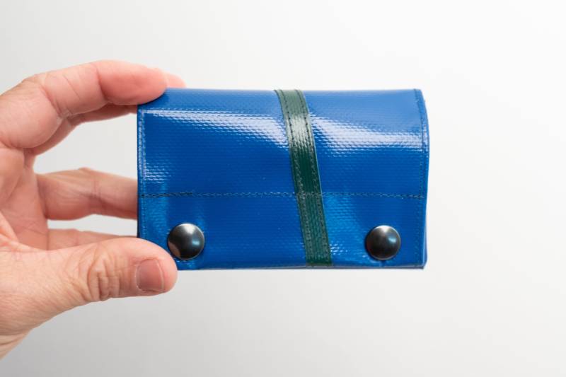 Kleiner Geldbeutel Aus Lkw-Plane Mit Diagonalem Streifen von krambeutel