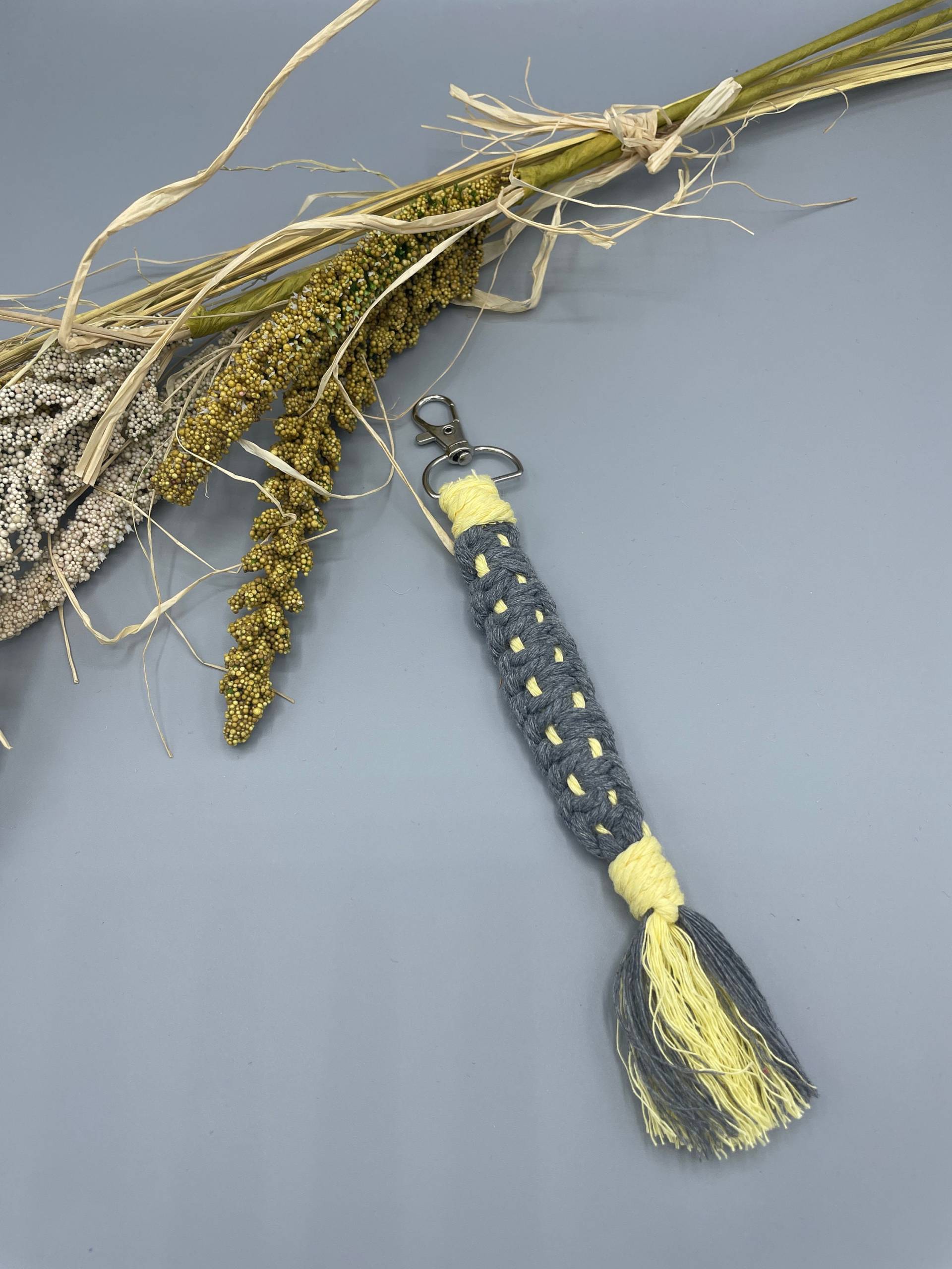Makrame Schlüsselanhänger, Gelb-Grau Ca. 21cm Lang, Mit Schlüsselring+Karabiner Makrame Schlüsselanhänger, Gelb-Grau Ca. 21cm Lang, Mit Schlüsselring+Karabiner von kreativZWEIsam