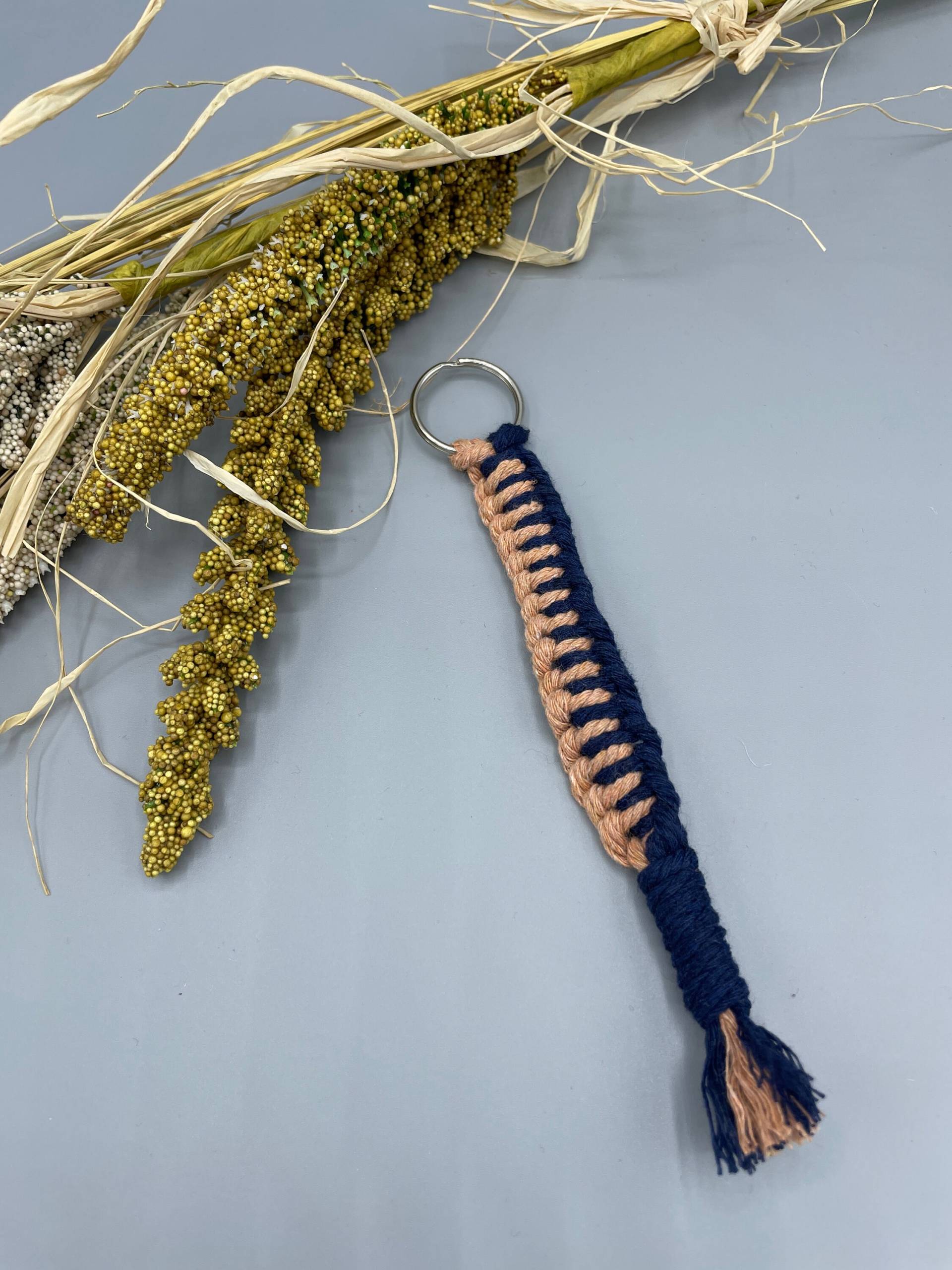 Makrame Schlüsselanhänger, Rosé-Dunkelblau Ca. 16cm Lang, Mit Schlüsselring Makrame Schlüsselanhänger, Rosé-Dunkelblau Ca. 16cm Lang, Mit Schlüsselring von kreativZWEIsam