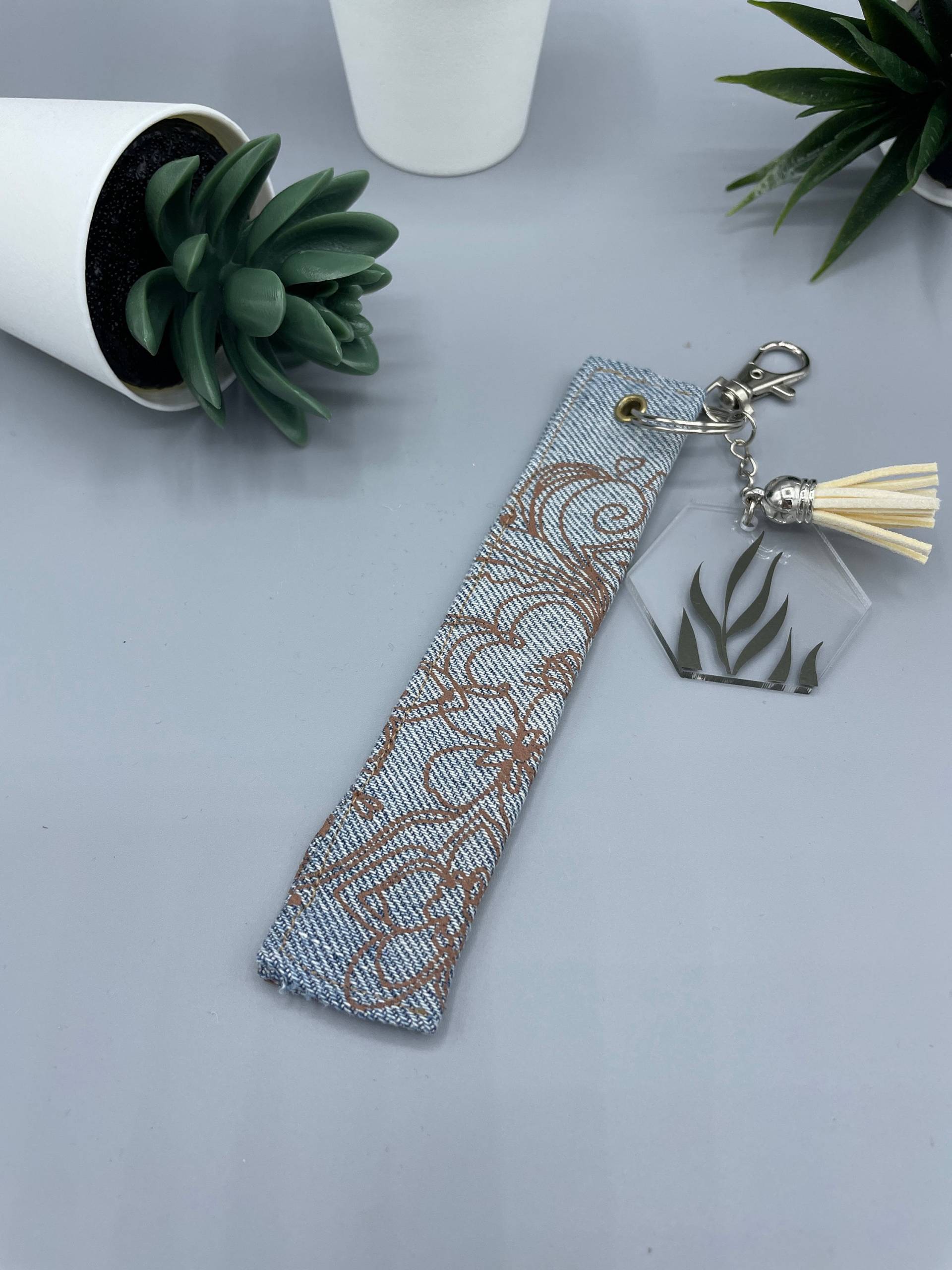 Schlüsselanhänger Jeans Ornament Und Anhänger Quaste Beige Braun Grau, Jeansanhänger Ca. 15, 5cm Lang X 3, 0cm Breit, Acrylanhänger 4, 5cm Schlüsselanhänger Jeans Ornament Und Anhänger Quaste Beige Braun Grau, Jeansanhänger Ca. 15, 5cm Lang X 3, 0cm Breit, Acrylanhänger 4, 5cm von kreativZWEIsam