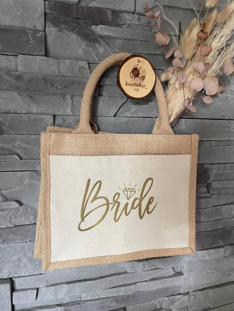 Bride, Braut, Personalisierte Brauttasche, Jga, Hochzeit, Geschenk, Jutetasche, Tasche, Jute, Foliendruck Bride, Braut, Personalisierte Brauttasche, Jga, Hochzeit, Geschenk, Jutetasche, Tasche, Jute, Foliendruck von kreativbarbyca