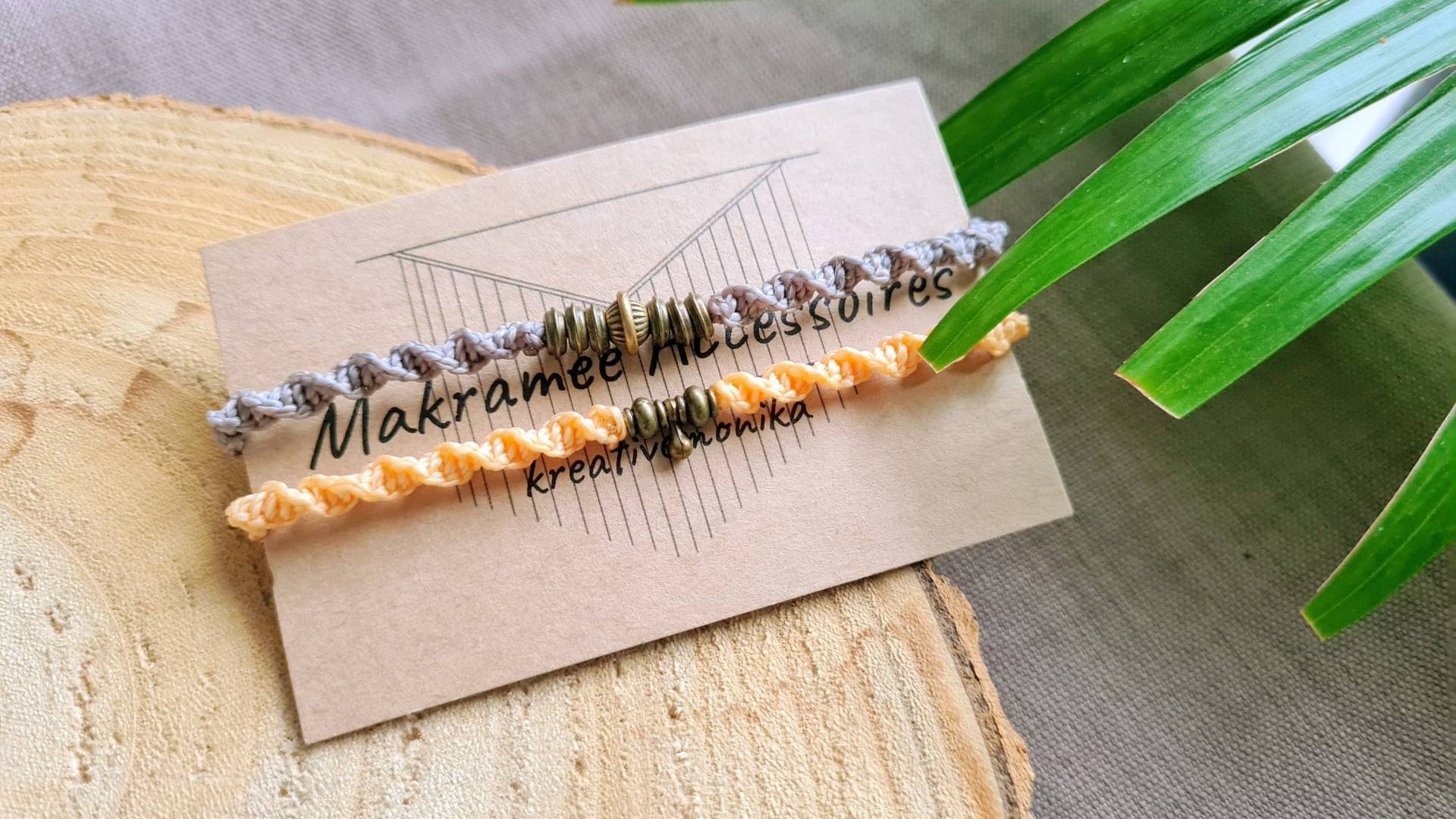 Makramee Armband, Schmuckset, Weihnachtsgeschenk Für Freundin Oder Mutter, 2 Armbänder in 1 Set, Bohoaccessoires Grau Und Beige Makramee Armband, Schmuckset, Weihnachtsgeschenk Für Freundin Oder Mutter, 2 Armbänder in 1 Set, Bohoaccessoires Grau Und Beige von kreativemonika