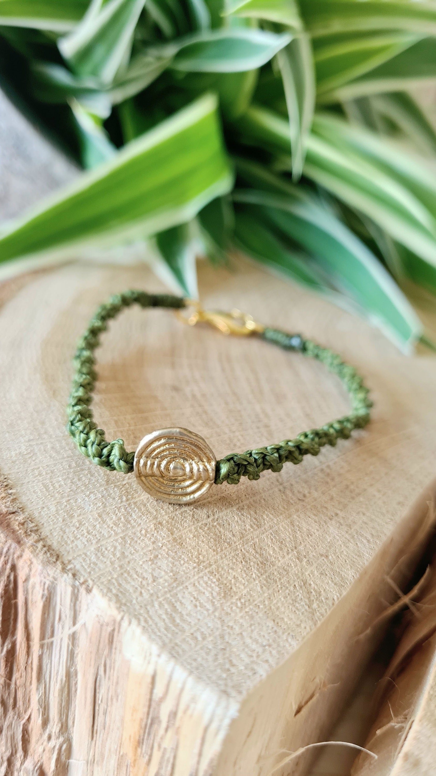 Makramee Armband Grün Weihnachtsgeschenk Messinganhänger Gold Bohoaccessoires Freie Farbenwahl Des Garns Makramee Armband Grün Weihnachtsgeschenk Messinganhänger Gold Bohoaccessoires Freie Farbenwahl Des Garns von kreativemonika