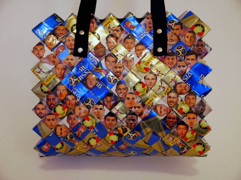 Candy Wrapper Handtasche, Fußballsticker von krieseline