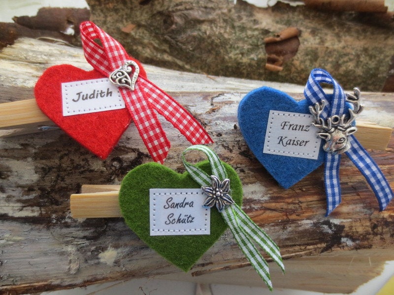Namensschild, Trachtenbrosche in Herzform Aus Wollfilz Auf Holzwäscheklammer. Glubberl Namensschild, Trachtenbrosche in Herzform Aus Wollfilz Auf Holzwäscheklammer. Glubberl von krissimissi